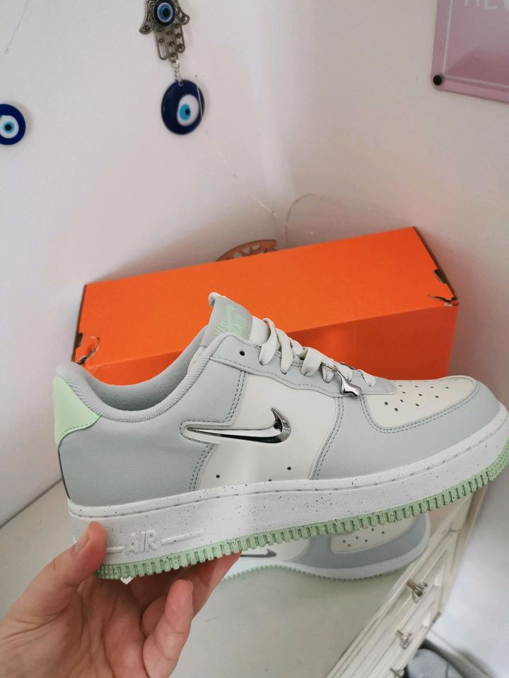 Nike Air Force 1'07 - neon - neu gr 38/40 - silber accessories in Essen