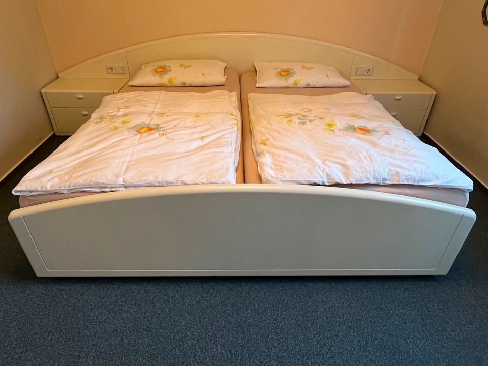 Hülsta-Bett mit Matratzen und Nachttischen in Hayna