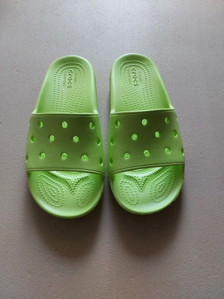 Crocs Badelatschen grün Größe 37 neu in Mönchengladbach