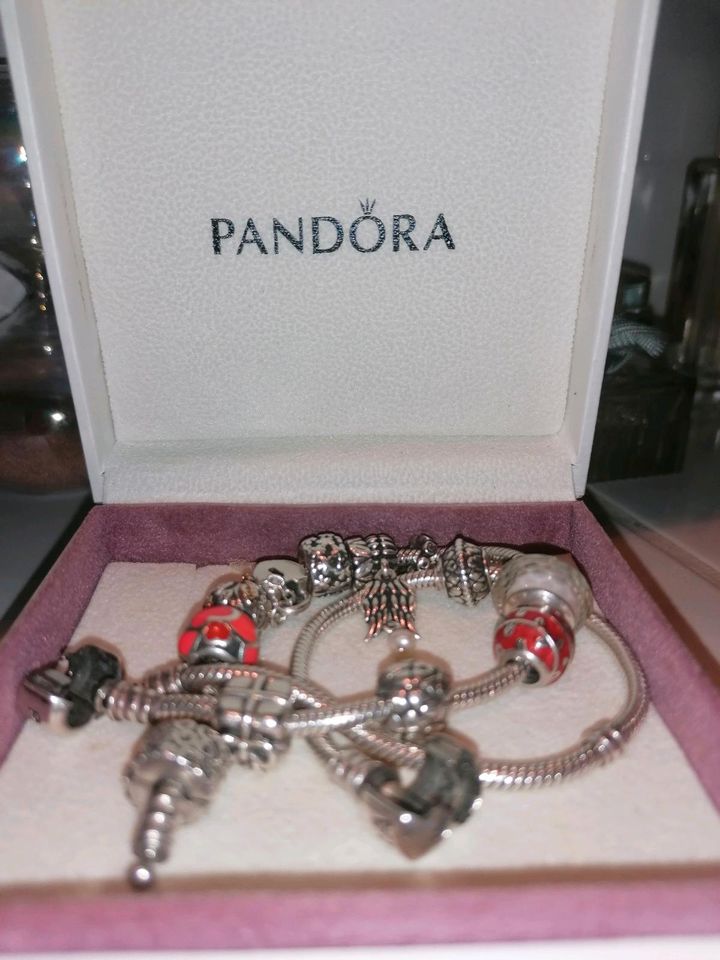 PANDORA ARMBAND MIT 12 CHARMS in Berlin