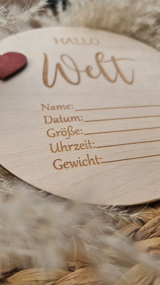 Hallo Welt Schild / Meilensteinkarte Holz / Geburt Baby Geschenk in Detmold