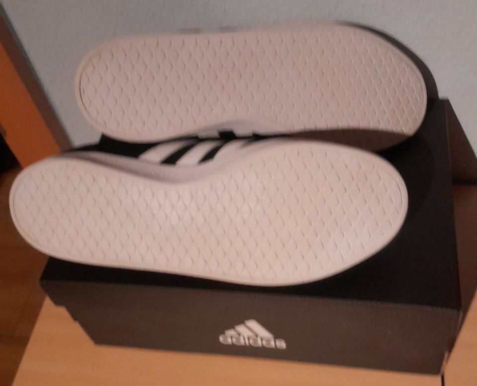 Adidas Sneaker Schuhe in Themar