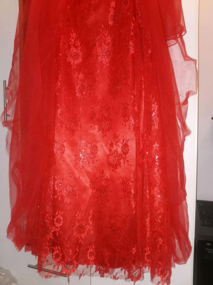 Rotes Ärmel- und Trägerloses Abendkleid in Würselen