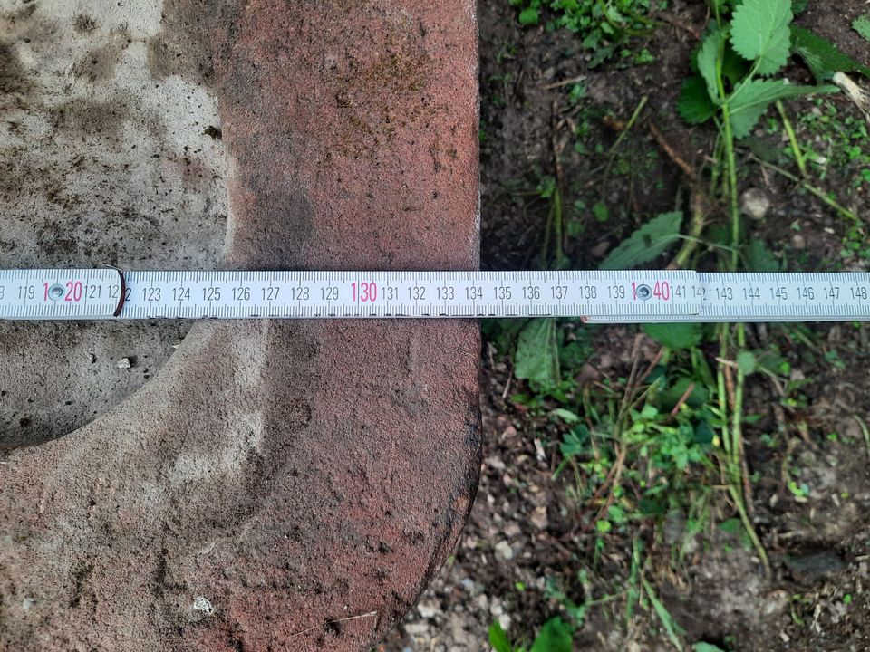 Historischer roter Sandstein Becken Trog Spülstein antik Naturste in Thörnich