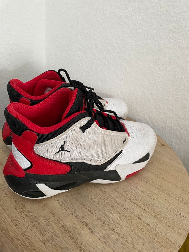 Sneakerschue Jordan in Bad Camberg
