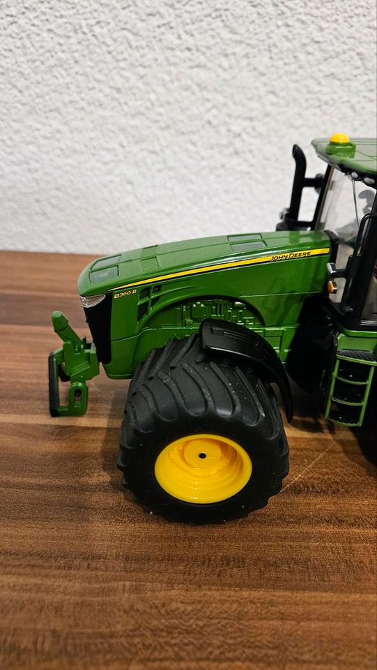 Siku John Deere 8360R mit Ballonreifen -Modell-Nr.327200403 -1:32 in Allmersbach