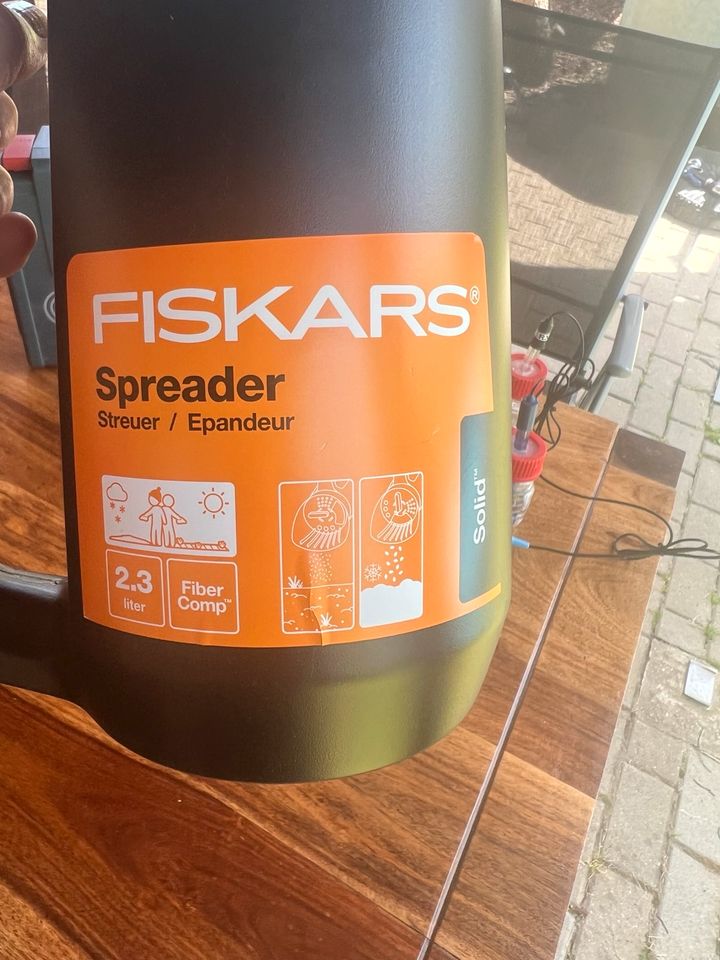 Fiskar Solid Streuer 2,3 Liter neu in Leipzig