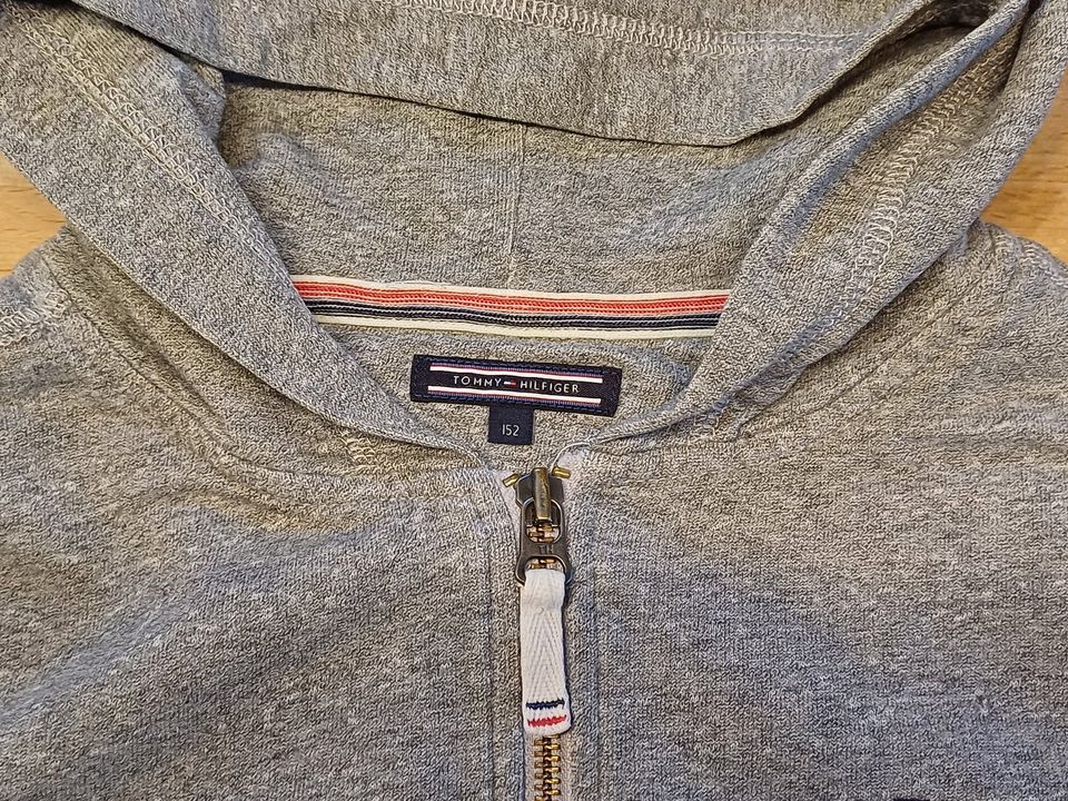 THOMMY-HILFIGER / Kapuzenjacke bzw. Sweetjacke / GR 152 in Freiburg im Breisgau