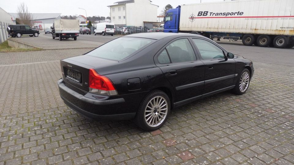 Volvo S60 Lim. 2.4. BI-XENON!LEDER !170PS!TÜV 10-2025! in Rödermark