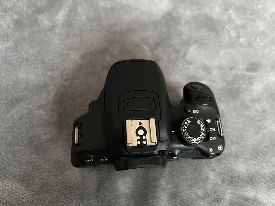 Canon EOS 650D Objektiv EFS 18-200 Spiegelreflex Kamera + Zubehör in Kitzingen