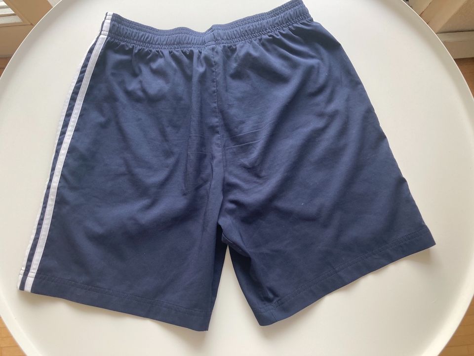 Adidas Sportshorts Gr.S blau mit weißen Streifen in Bielefeld