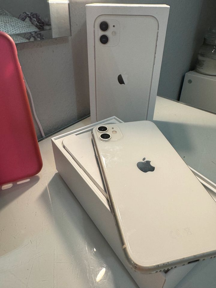Apple iPhone 11 / weiß in Königswinter