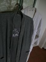Bademantel Gr. M - 1x weiß + 1x grau m. Bärchenmotiv-Stück 8 € Bayern - Mühldorf a.Inn Vorschau