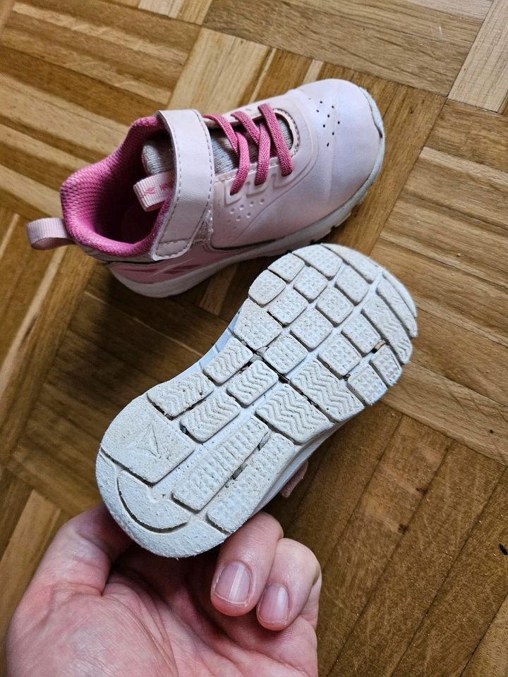 Reebok Kinder Sneaker Größe 21 rosa Mädchen 11 cm in München