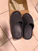 Yeezy Slide Onyx Gr 42 ( fallen klein aus ) Bayern - Neusäß Vorschau