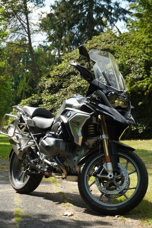 BMW R 1250GS, 12tKm, Alukisten Topcase hohes Windschild, Akropovi in Hamburg