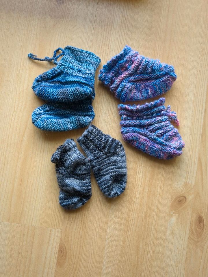 Gestrickte Socken für Neugeborene in Baunatal