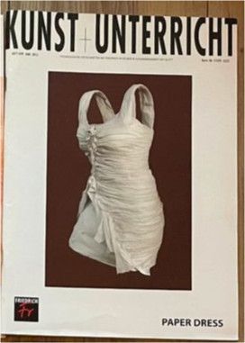 Zeitschriften Kunst+Unterricht "Paper Dress" & Art & Weltkunst in Markkleeberg