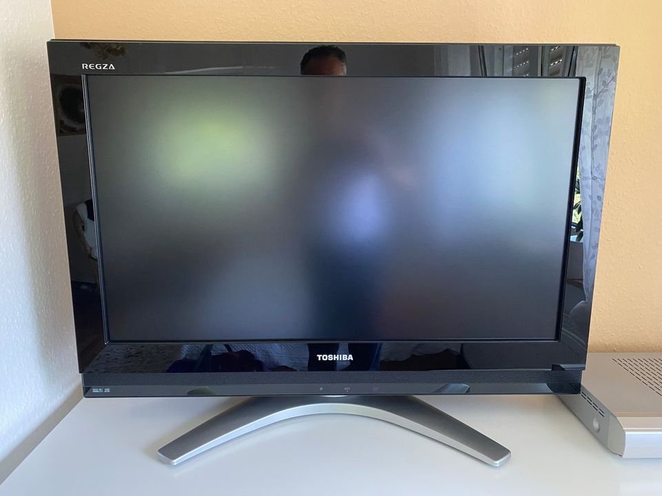 Toshiba LCD TV, 80 cm / 32“ Bild, Full HD, HDMI, Top Zustand in Hofheim am Taunus