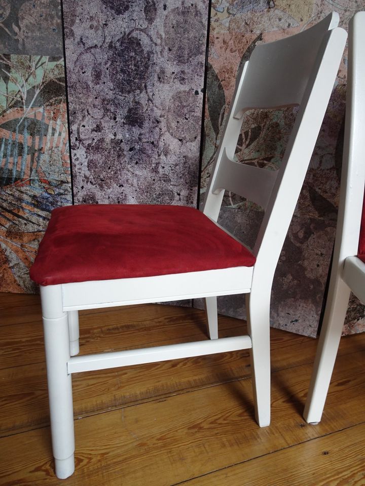 2 Stühle Chairs Küchenstühle rot weiß Holz GEBRAUCHT Holzstühle in Berlin