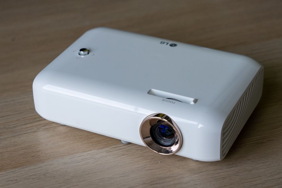 LG CineBeam - Ultra Portabler LED Projektor mit integriertem Akku in Hamburg