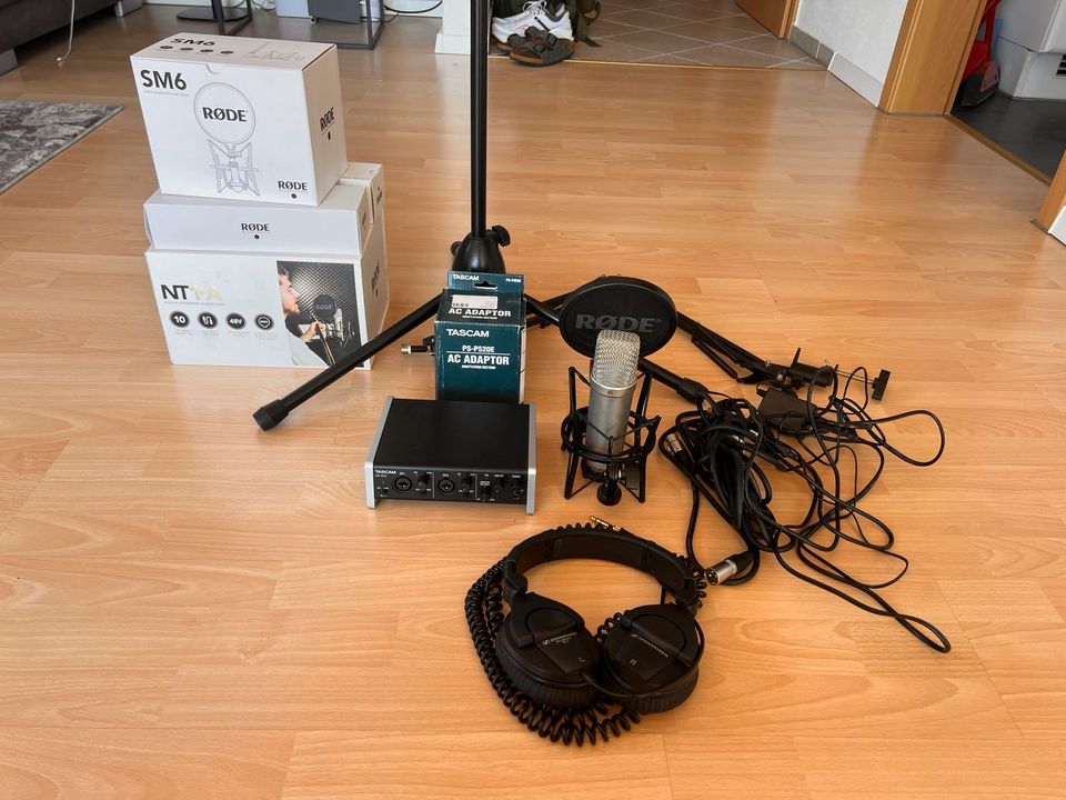 Rode NT1A, Tascam 2x2, Popschutz, Mikrofonständer/Tischhalterung in Illertissen