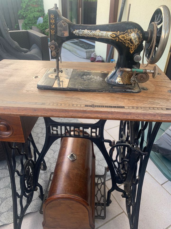 SINGER Nähmaschine Klasse 15 Klassiker mit Tisch Antik Gusseisen in Krauthausen