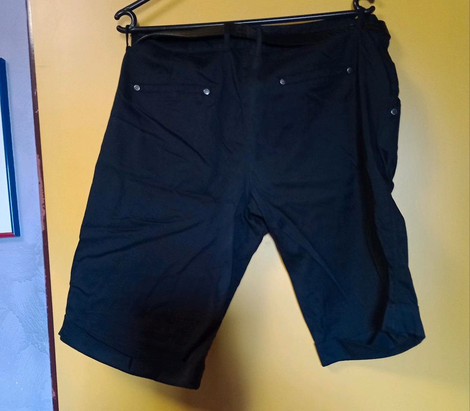 NEU ! Shorts mit Gürtel in  Gr.42 in Hambergen