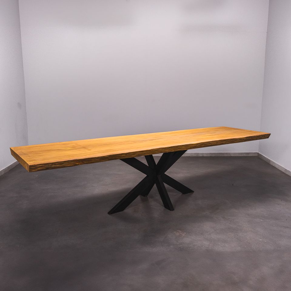 Baumstamm Esstisch 3.3m x 0.92m Nachhaltig Massivholztisch aus 1 Stück Holz Bohlentisch Baumkantentisch Baumstammkanten Wohnzimmertisch Holztisch Design Tisch Stahlbeine Edelstahl Tischbeine in Ochtrup