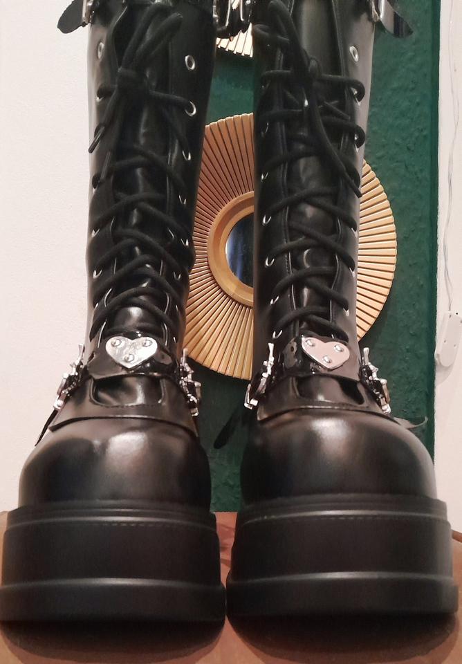 Stiefel derbe Sohle Gothic Boots Langschaft Fakeleather Emo in Hamburg