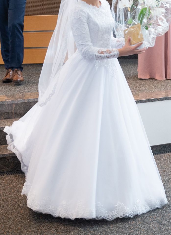 Brautkleid geschlossen, lange Ärmel, schneeweiß mit Spitze in Bersenbrück