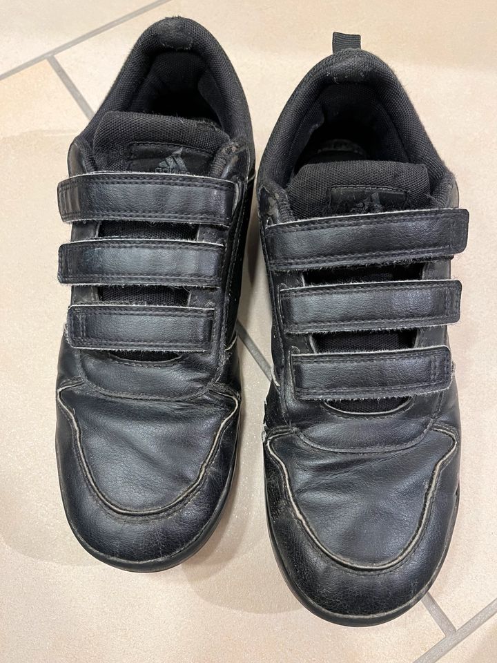 Adidas Schuhe schwarz Größe 39 1/3 in Elsdorf