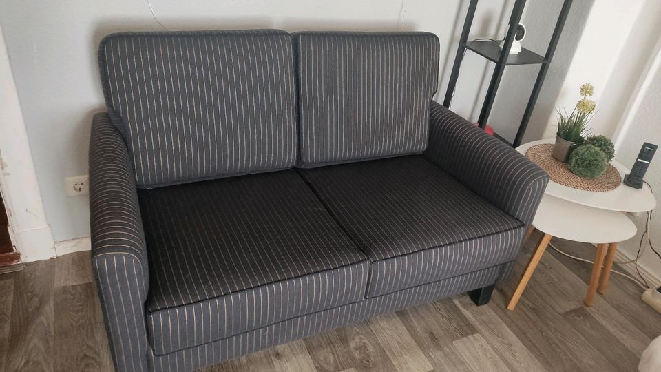 Edle 2 sitzer Couch in schwarz mit Goldstreifen in Berlin