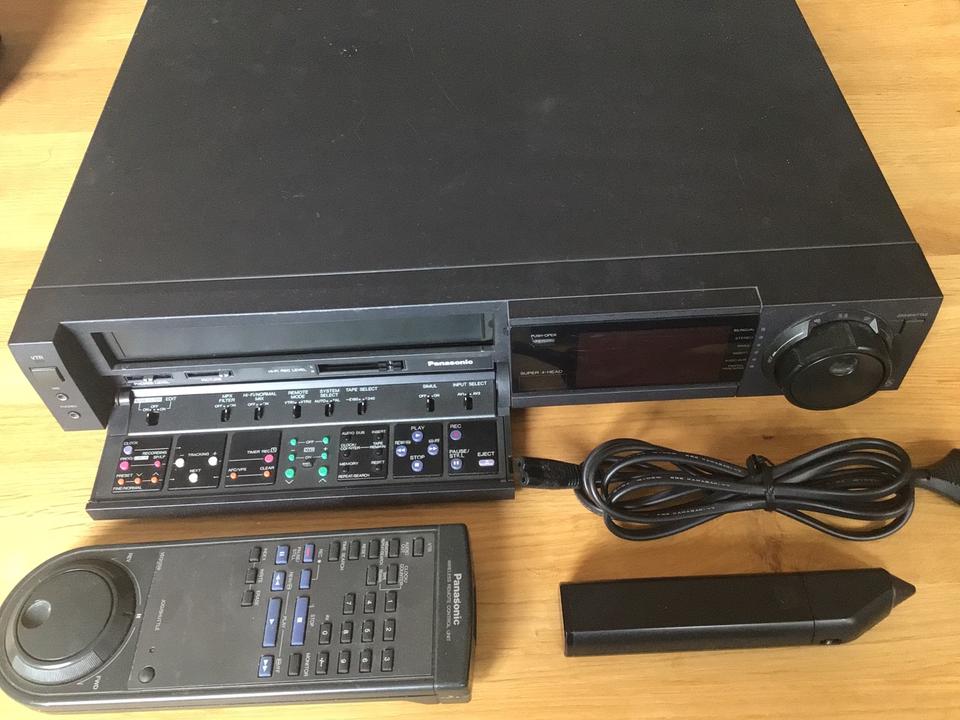 Funktionsfähiger Videorecorder inkl ca. 100 VHS-Kassetten in Essen