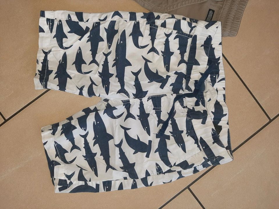 Hosen kurz 104 ( Set )je 2€ in Stavenhagen