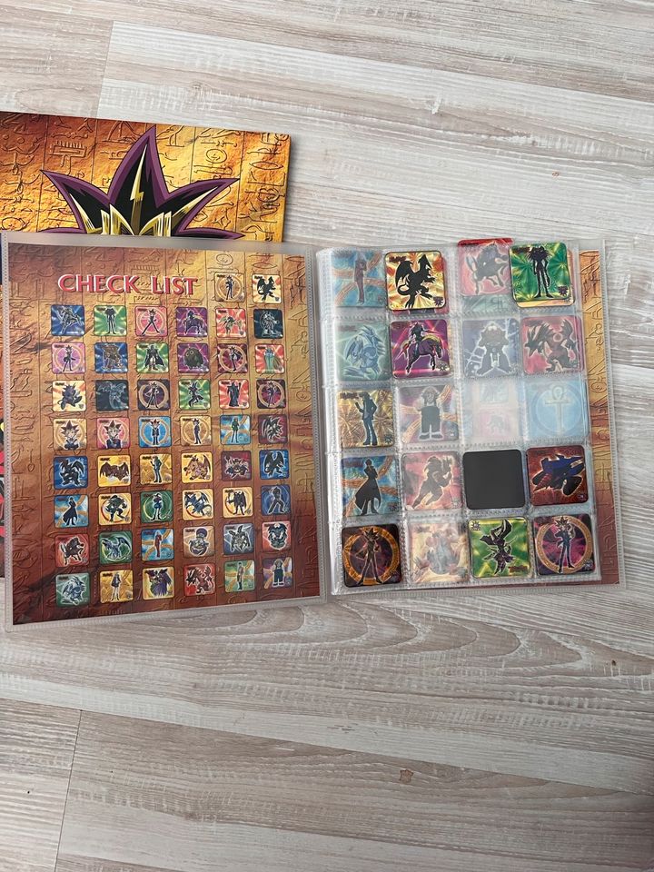 yu-gi-oh staks game magnet Sammler Album mit Inhalt  + Brett in Jever