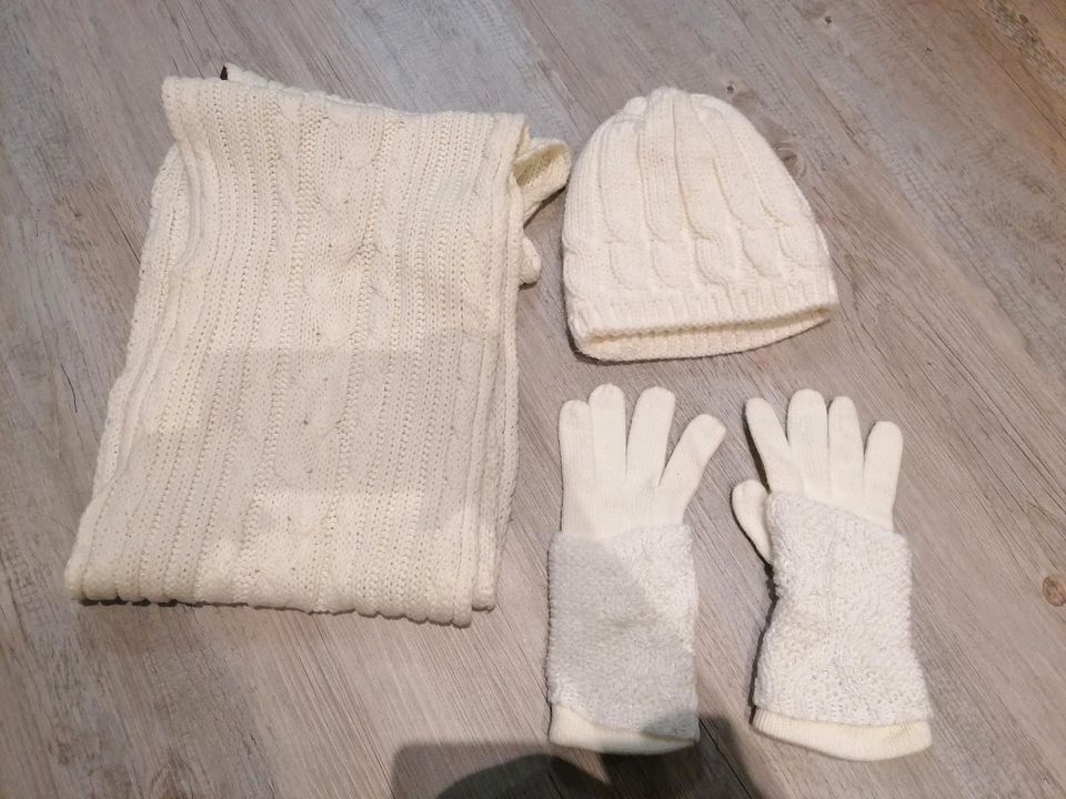 Set für Damen, Mütze, Schal und Handschuhe in Geiersthal