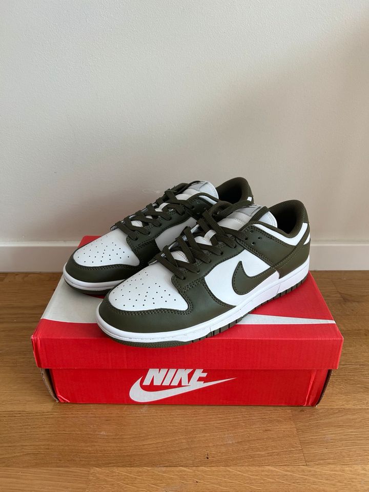 Nike Dunk Low Olive 43 in München