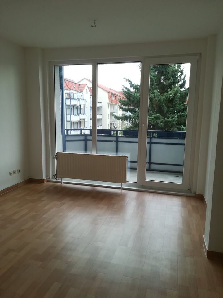 3 Zi. mit einfacher EBK, Wanne  + Balkon in Halberstadt