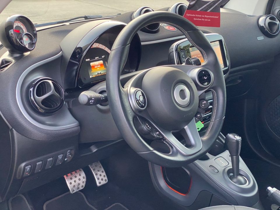 Smart BRABUS Style_Panorama_Ambiente_Leder_Navi_RFK_ in Berlin