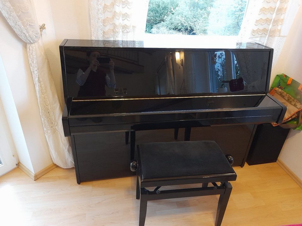 echtes neuwertiges Klavier Piano Yamaha B-1 schwarz Hochglanz in Birstein