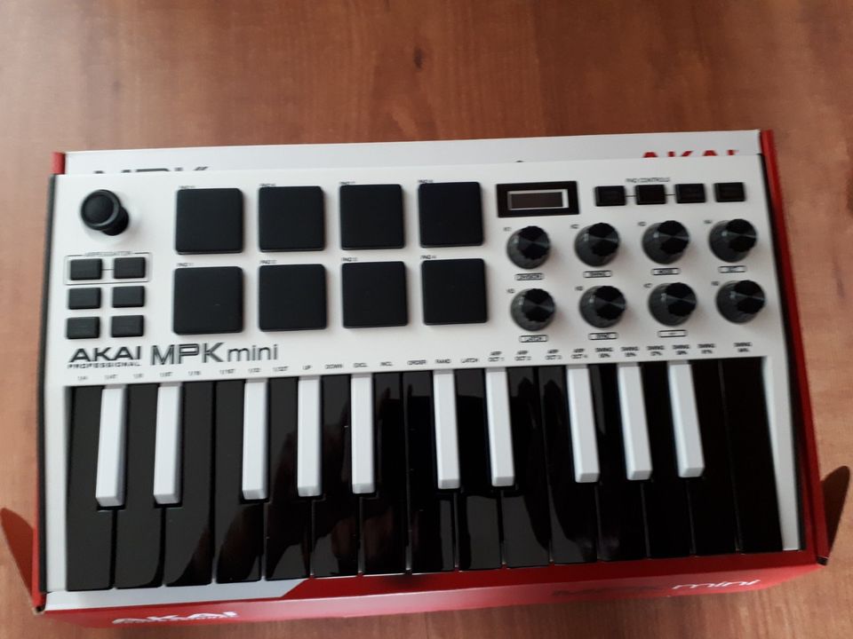 AKAI MPK Mini MK3 White Midi Controller in Bad Berleburg