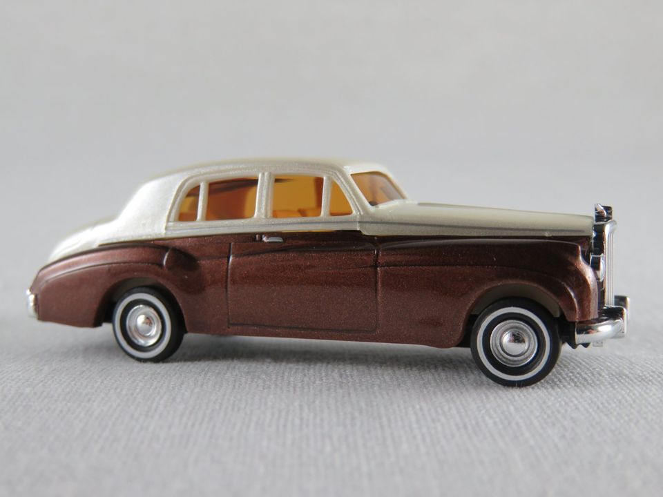 Busch 44424 Rolls-Royce Silver Cloud in braunmet./h´elfenbein1:87 in Bad Abbach