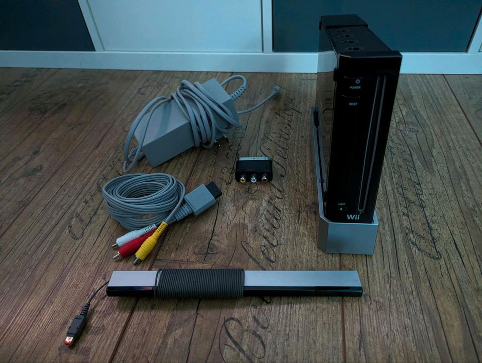 Nintendo Wii RVL001 (GameCube Anschlüssen), schwarz mit Zubehör. in Bannewitz