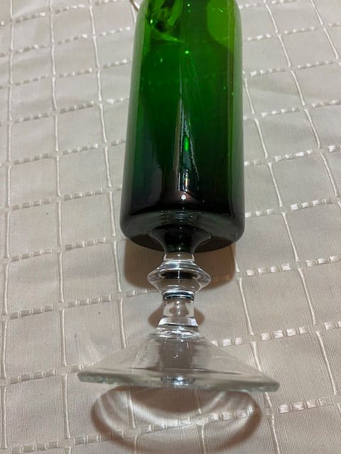 grüne Glaskanne, Henkel Vase, 35 cm hoch, auf Standfuß in Groß-Bieberau