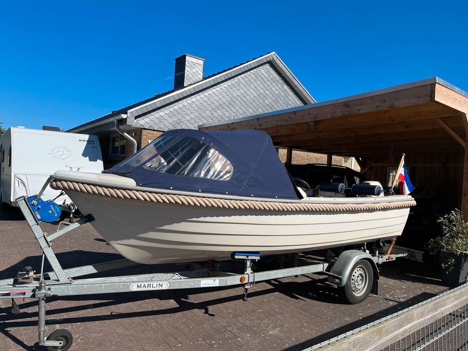 Boot mit Trailer in Damp