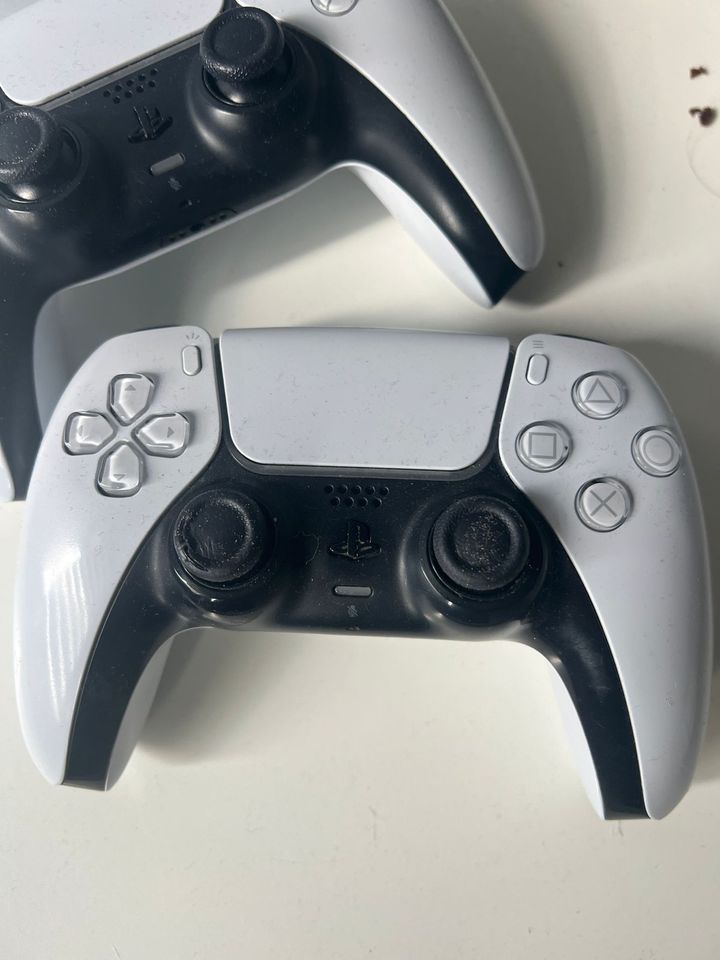 PlayStation 5 mit zwei Controller in Duisburg