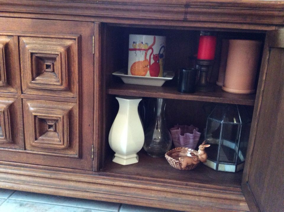 Esszimmer Geschirrschrank Sideboard Stühle von Enschede Castle in Esslingen