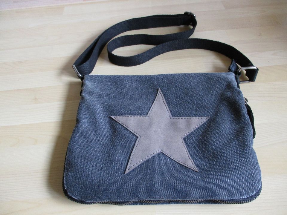 Handtasche in Lage