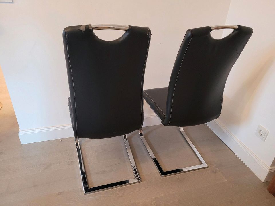 2 Stühle mit Lederbezug schwarz in Feucht